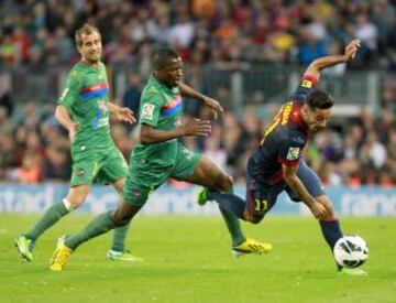 Thiago Alcántara controla el balón ante el centrocampista senegalés del Levante Papakouly Diop.