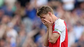 Martin Ødegaard, jugador del Arsenal, se lamenta durante un partido.