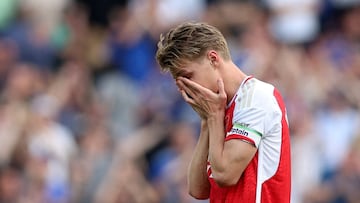 Martin Ødegaard, jugador del Arsenal, se lamenta durante un partido.