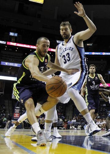 En 2012 el Madrid emprendió la primera gira de su historia por Norteamérica con derrota inicial en Memphis, ante los Grizzlies el 6 de octubre (105-93). En la fotografía, Sergio Rodríguez (8 puntos y 10 asistencias) contra Marc Gasol (16 más 16 rebotes y 6 pases de canasta). Un Rudy Gay imparable acabó con 27 tantos en los locales.