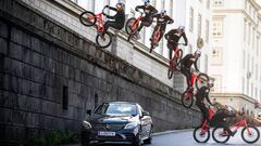 Fabio Wibmer saltando con su bici de MTB por encima de un coche Mercedes en su v&iacute;deo Wibmer&#039;s Law, realizado con Red Bull y subido a YouTube. Se ha hecho viral.