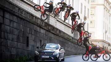 Fabio Wibmer saltando con su bici de MTB por encima de un coche Mercedes en su v&iacute;deo Wibmer&#039;s Law, realizado con Red Bull y subido a YouTube. Se ha hecho viral.