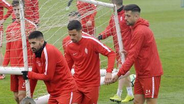 Carmona lleva una portería con Hernán y Álex