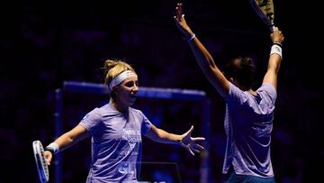 Bea González abre los brazos para felicitar a Delfi Brea.