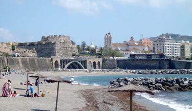 La playa del Chorrillo está bañada por aguas templadas y tranquilas, características en toda la bahía sur, y es de arena fina.

Sus dimensiones están cercanas a los 1300 m de longitud por 30 m de ancho. Esta playa es la más grande de la ciudad y, como la Ribera, tiene el distintivo de Bandera Azul.

Al ser una playa muy cercana al centro de la ciudad, es uno de los lugares favoritos de los ceutíes para pasar los días más calurosos, por lo que es habitual que en las temporadas altas esté concurrida.