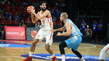 GRAF438. LA LAGUNA (TENERIFE), 02/12/2018.- El alero de España Javi Beirán (i) ante el alero de Ucrania Andrii Myorenko durante el partido correspondiente a la segunda ronda de la fase de clasificación para el Mundial de China de 2019 que se disputa en La Laguna. EFE/Cristóbal García