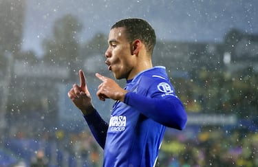 Tras año y medio sin jugar al fútbol por problemas judiciales, Mason Greenwood llegó al Getafe en el verano de 2023 procedente del Manchester United. En LaLiga recuperó protagonismo y confianza, aportando pegada y talento ofensivo. En el equipo de Bordalás volvió a demostrar que es un jugador con calidad diferencial.