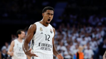 El base del Real Madrid Theo Maledon, durante el encuentro correspondiente a la fase regular de la Euroliga que disputan hoy miércoles en el Movistar Arena, en Madrid.