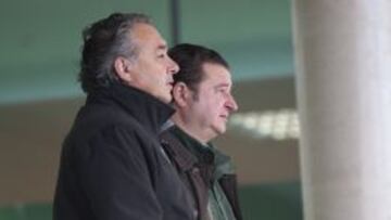 Ángel Lavin y Emilio de Dios presenciando un entrenamiento del equipo.