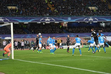 Lo que parecía un incendio acabó siendo un paseo militar para los de Zidane. El Nápoles había estado calentando el partido de vuelta durante tres semanas. El incendio se agravó con el tanto inicial de Mertens, pero en las duras siempre aparece Sergio Ramos. El camero, a centros de Kroos, le dio la vuelta al marcador con sendos testarazos, aunque el segundo tocó en Mertens antes de entrar. Morata cerraría el marcador...