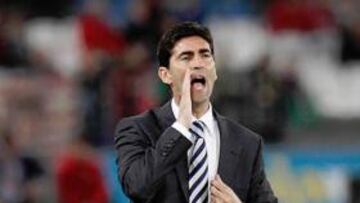 <b>DESCONTENTO. </b>Gay, durante el partido del miércoles en Almería, quedó descontento con su equipo.