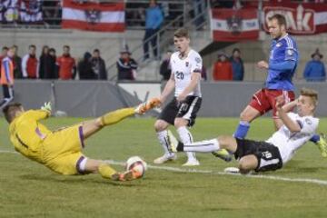 Liechtenstein-Austria. Lukas Hinterseer y el portero Peter Jehle.
