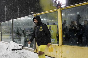 Los jugadores del Villarreal, tras suspenderse el partido, salieron al césped nevado para saludar a los aficionados amarillos. En la imagen Raúl Albiol.