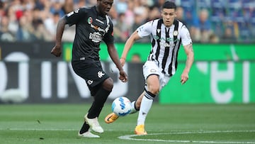 Udine (Italy), 14/05/2022.- Udinese's Nehuen Perez (R) and Spezia's Emmanuel Gyasi (L) in action during the Italian Serie A soccer match between Udinese Calcio and Spezia Calcio in Udine, Italy, 14 May 2022. (Italia) EFE/EPA/GABRIELE MENIS
