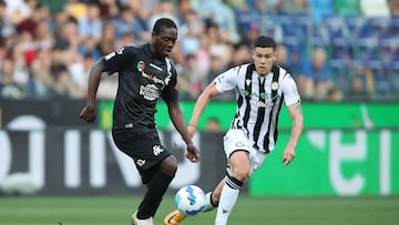 Udine (Italy), 14/05/2022.- Udinese's Nehuen Perez (R) and Spezia's Emmanuel Gyasi (L) in action during the Italian Serie A soccer match between Udinese Calcio and Spezia Calcio in Udine, Italy, 14 May 2022. (Italia) EFE/EPA/GABRIELE MENIS
