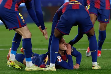 Olmo se duele del hombro tras la jugada del gol.