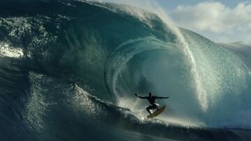 Un surfista salta el escalón que se forma en la ola mutante de Shipstern Bluff (Tasmania, Australia) donde se disputa el Red Bull Cape Fear, evento de surf de olas gigantes.