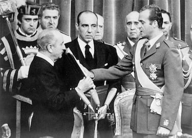 El 22 de noviembre de 1975, Juan Carlos de Borbón fue proclamado rey de España. Con la mano sobre la Biblia, el príncipe Juan Carlos juró como heredero al trono en el Palacio de Las Cortes de Madrid, al reinstaurarse la monarquía en España tras la muerte del dictador Francisco Franco. La breve ceremonia tuvo lugar en las Cortes mientras el cuerpo de Franco permanecía en la capilla ardiente a poca distancia. El 30 de octubre, Juan Carlos I ya había asumido interinamente la Jefatura del Estado español ante la enfermedad de Franco. 