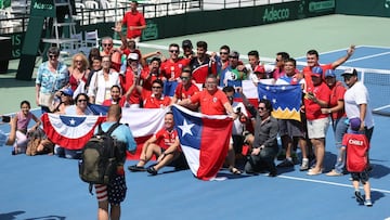 Chilenos residentes en R.Dominicana celebran el triunfo de la pareja Nicol&aacute;s Jarry y Hans Podlipnik tras derrotar en dobles a la dupla dominicana de Jos&eacute; Hern&aacute;ndez y Roberto Cid.