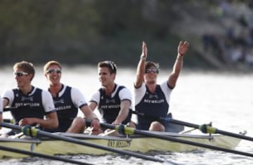 El equipo masculino de Oxford celebrando su victoria 