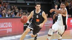 Nikos Zisis, del Uxue Bilbao, supera en carrera al base del Ratiopharm Ulm Lance Jeter.