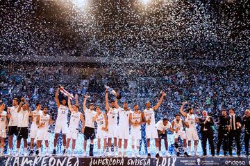 El equipo del Real Madrid durante la entrega de la Supercopa. 