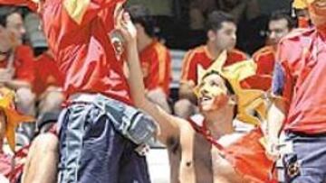 <b>COLORIDO. </b>La hinchada española anima sin parar en Portugal.