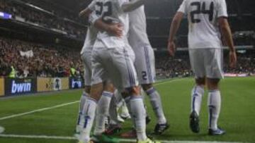 <b>GOLEADA ANTES DEL CLÁSICO. </b>Esta imagen pertenece a la celebración del gol de Higuaín (minuto 18), el primero de la noche para los blancos. Luego llegarían cuatro más. El Bernabéu se llenó para ver otro de los Clásicos de la Liga y se repitió el resultado del año pasado. Con esta goleada el Madrid sigue líder. Mourinho lleva 142 partidos sin perder en casa (117 victorias y 25 empates).