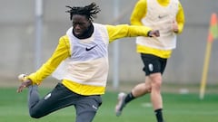 Domingos Quina, en pleno entrenamiento con el Granada.