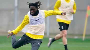 Domingos Quina, en pleno entrenamiento con el Granada.