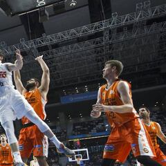El Madrid se crece en la segunda parte y asola a un triste Valencia