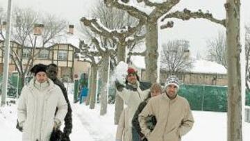 <b>MUCHA NIEVE. </b>El norte español amaneció cubierto de nieve. Arriba, los campos del Sadar de Pamplona y Mendizorroza de Vitoria. A la izquierda, los jugadores del Alavés. Abajo, entrenamientos del Racing y Mallorca.