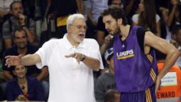 Phil Jackson conversa con Pau Gasol, durante su etapa en los Lakers.