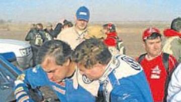 <b>SOBRE AVISO. </b>El madrileño revisó en la salida de la especial el estado de su Volkswagen.