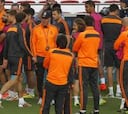 Estiramientos en el hotel y charla técnica de Ancelotti