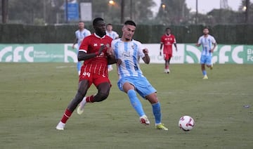 Chupete pugna con el jugador del Al Jazira Papa Gassama.