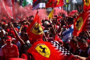 Cuando escuchamos Italia es imposible no acordarnos de Ferrari, una compañía de automóviles deportivos fundada por Enzo Ferrari y con sede actual en la ciudad de Maranello. Además de fabricar automóviles de colección y de lujo, también es la escudería más ganadora en la historia de la Fórmula 1, con 15 campeonatos de pilotos y 16 de constructores. Varias de las máximas figuras en la historia del automovilismo han conducido los bólidos rojos, como Michael Schumacher, Niki Lauda, Juan Manuel Fangio y Alain Prost. Los pilotos actuales son el alemán Sebastián Vettel y el finlandés Kimi Raikkonen.