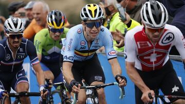 Julian Alaphilippe, Wout van Aert, Marc Hirschi y Primoz Roglic durante la disputa de la prueba de fondo de los Mundiales de Ciclismo en Ruta de Imola 2020.