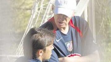 <b>CUMBRE EN EL CERRO. </b>Toni Muñoz y Carlos Bianchi charlaron durante el entrenamiento de ayer.