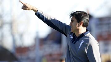 El entrenador de Universidad Catolica Gustavo Quinteros da instrucciones a sus jugadores durante el partido de primera division contra Cobresal.