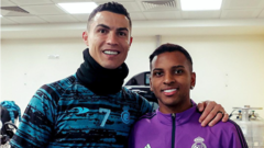 Tiene al madridismo totalmente desatado: el gesto de Rodrygo tras hacerse una foto con Cristiano