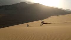 Kilian Bron y Victor Broquedis en esqu&iacute; y MTB en las dunas de Nazca, Per&uacute;. 