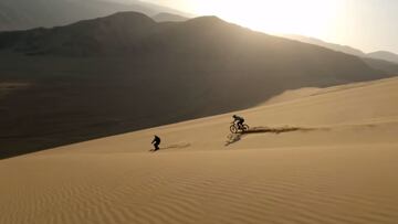Kilian Bron y Victor Broquedis en esqu&iacute; y MTB en las dunas de Nazca, Per&uacute;. 