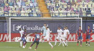 Ocasi¨®n de Bardhi que despeja Courtois.