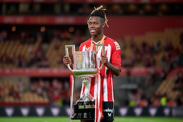 Verticalidad, desborde y madurez al servicio de San Mamés. En 2024, Nico Williams firmó su temporada consagratoria, alcanzando un valor de mercado de 70 millones, que aún mantiene, tras erigirse como uno de los extremos más desequilibrantes de Europa. Fue pieza clave en el título de Copa del Rey que rompió una sequía de 40 años, en el retorno del Athletic a competiciones europeas tras cinco temporadas y en la histórica Eurocopa conquistada por España en Alemania. Su explosión definitiva lo situó como uno de los talentos más codiciados del panorama internacional.
