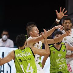 Carroll revoluciona el derbi