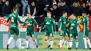 Los jugadores del Betis festejando uno de los goles durante el Derbi.