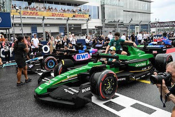Durante el Gran Premio de Miami 2025, los 20 pilotos de F車rmula 1 desfilaron en r谷plicas a tama?o real de sus monoplazas, construidas con aproximadamente 400.000 piezas de LEGO cada una. Estas versiones el谷ctricas, con neum芍ticos Pirelli reales, alcanzaban hasta 20 km/h y fueron creadas en colaboraci車n con LEGO. El desfile reemplaz車 al tradicional cami車n de presentaci車n, ofreciendo una experiencia m芍s creativa, que gener車 entusiasmo tanto en la pista como entre los espectadores. La iniciativa busca acercar el espect芍culo de la F1 a los fans.