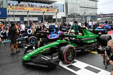 Durante el Gran Premio de Miami 2025, los 20 pilotos de Fórmula 1 desfilaron en réplicas a tamaño real de sus monoplazas, construidas con aproximadamente 400.000 piezas de LEGO cada una. Estas versiones eléctricas, con neumáticos Pirelli reales, alcanzaban hasta 20 km/h y fueron creadas en colaboración con LEGO. El desfile reemplazó al tradicional camión de presentación, ofreciendo una experiencia más creativa, que generó entusiasmo tanto en la pista como entre los espectadores. La iniciativa busca acercar el espectáculo de la F1 a los fans.