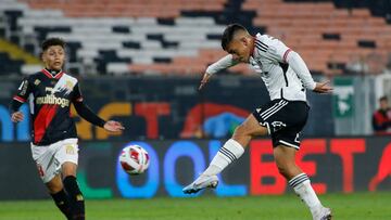 El jugador de Colo Colo, Vicente Pizarro, juega el balón contra Curicó Unido durante el partido de Primera División disputado en el Monumental.